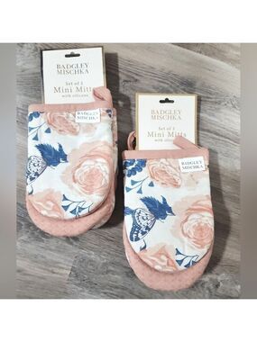 Badgley Mischka 2 Sets of Mini Oven Mitts - New With Tags